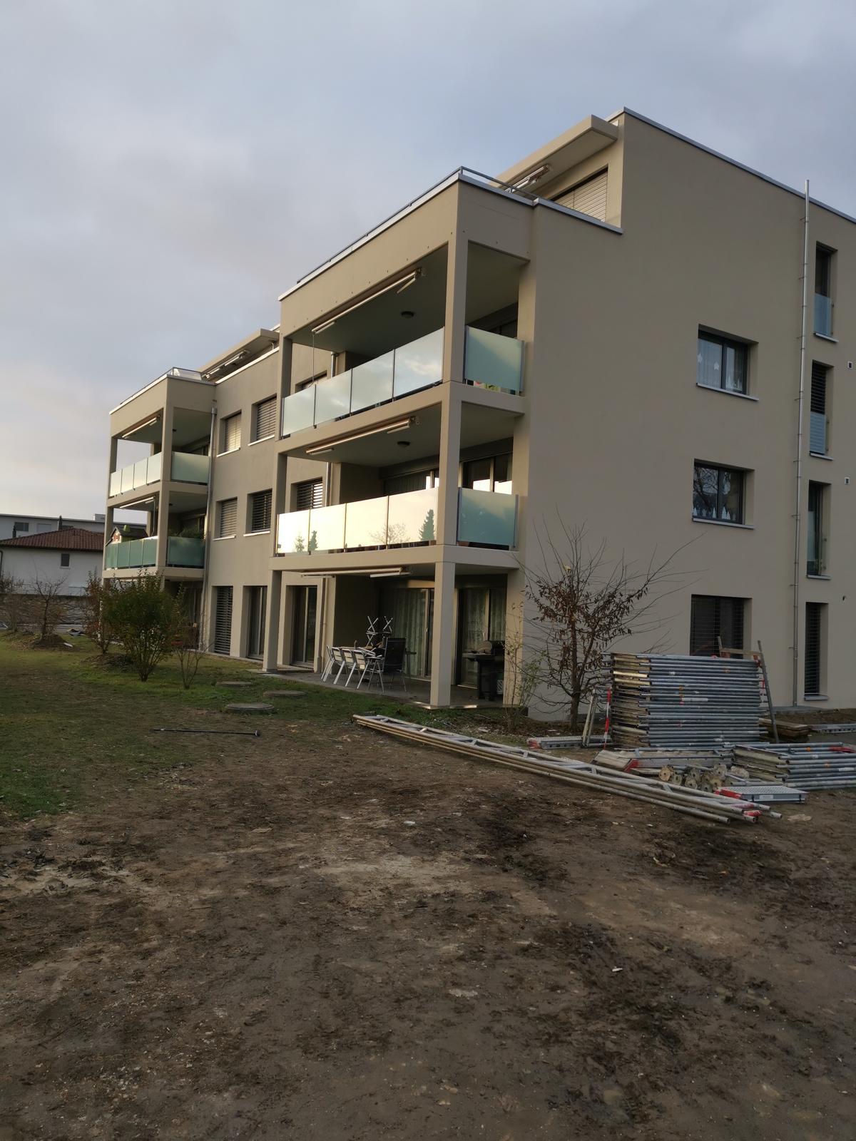 Fertige Fassade eines Mehrfamilienhauses