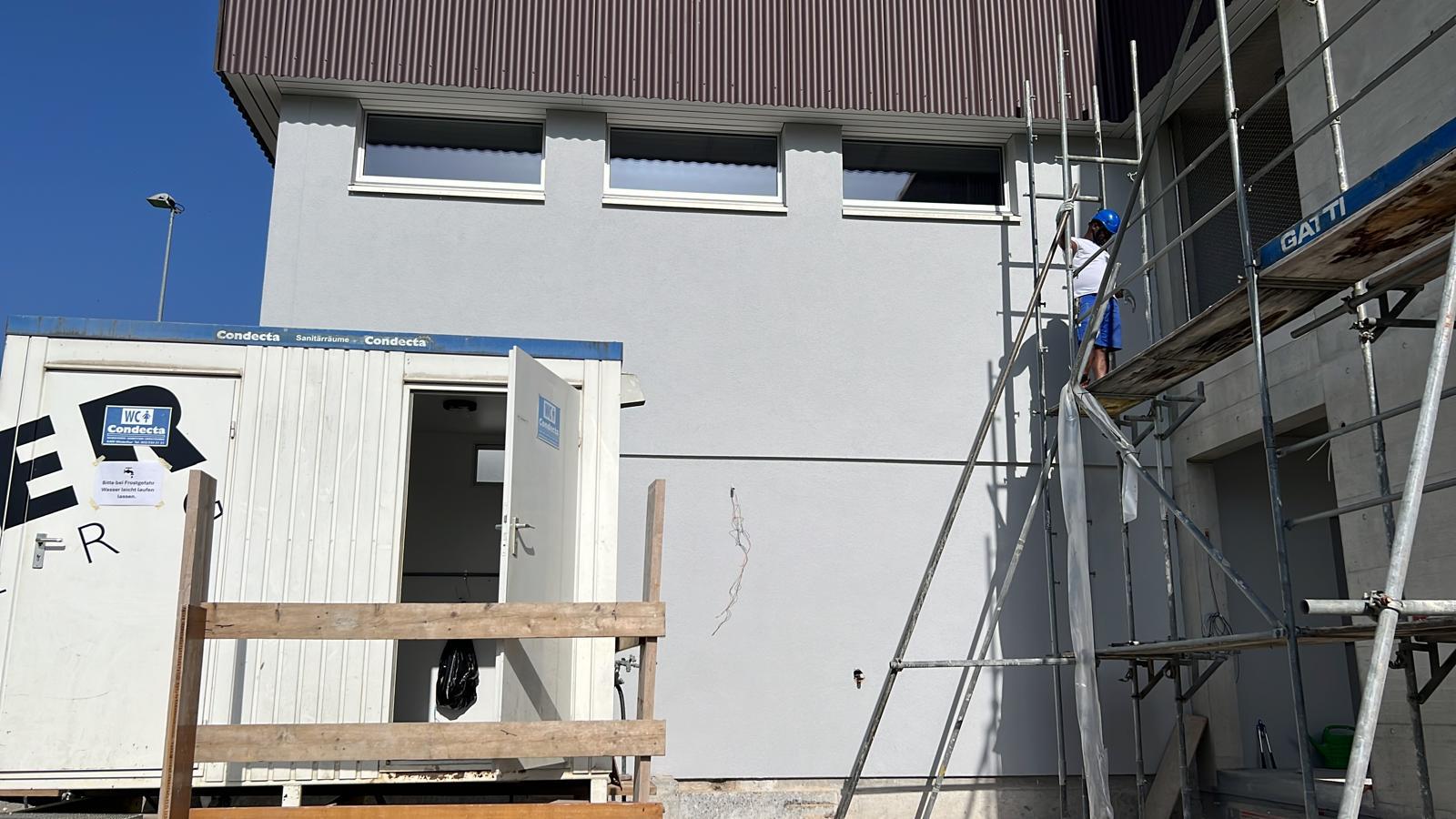 Malerarbeiten an einer Fassade