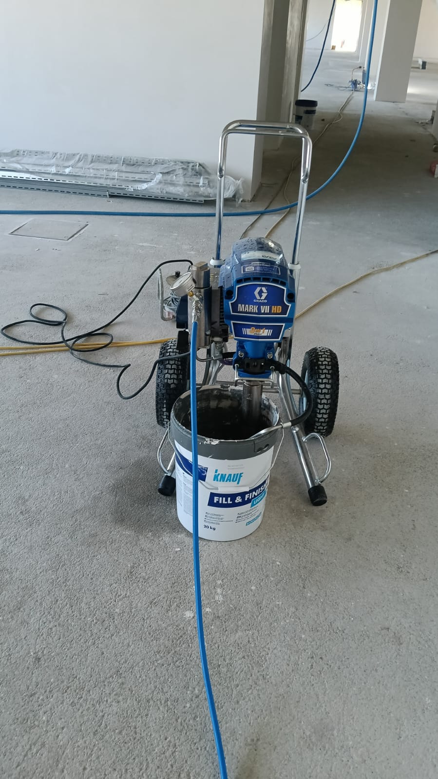 Airless-Spritzgerät auf Baustelle