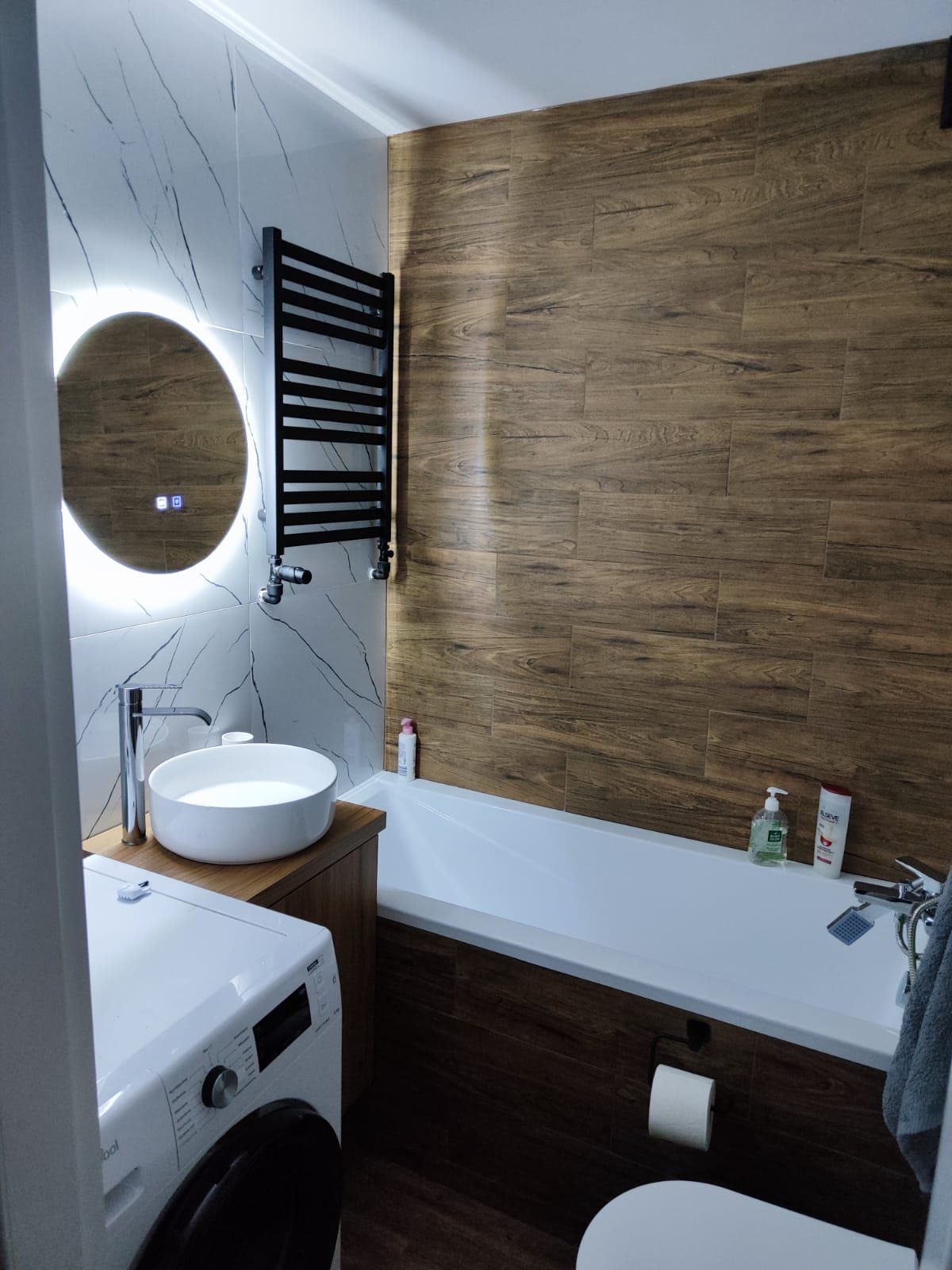 Standardbad mit Holzoptik und weißen Flächen