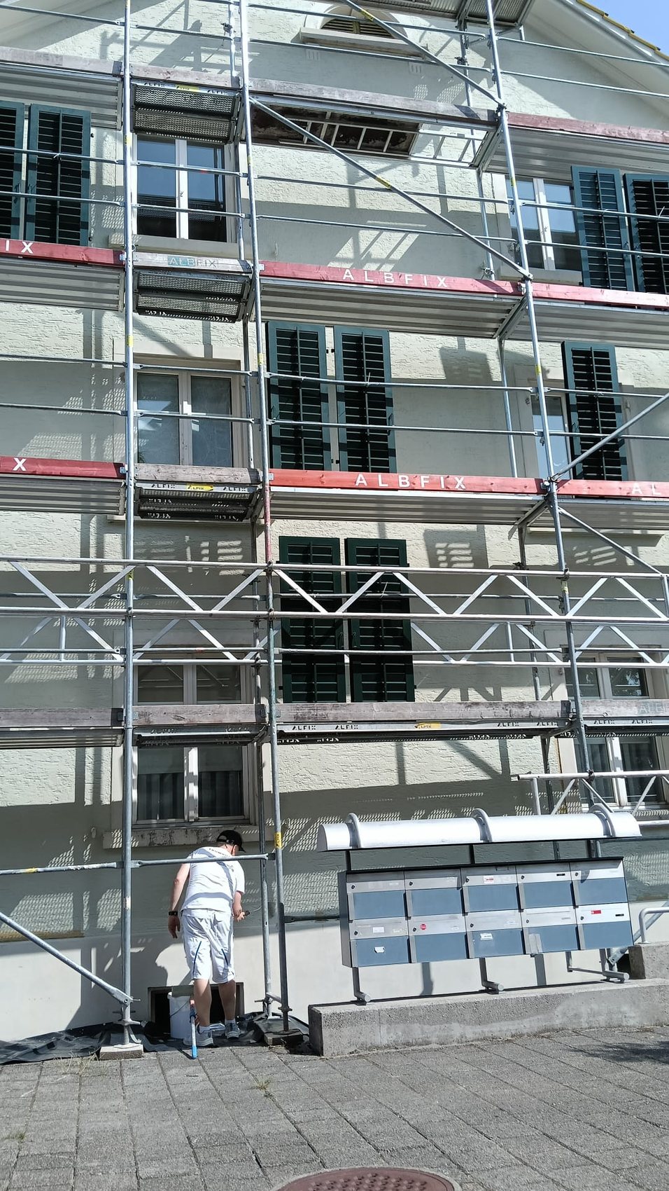 Fassade mit Gerüst – Arbeiten für Firmenkunden